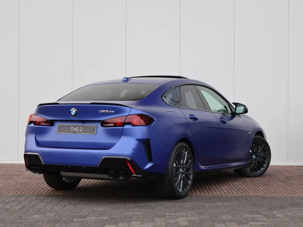M235 xDrive | M Sportpakket Pro | M Compound remsysteem | Panoramadak | Harman Kardon | Head-Up Display
