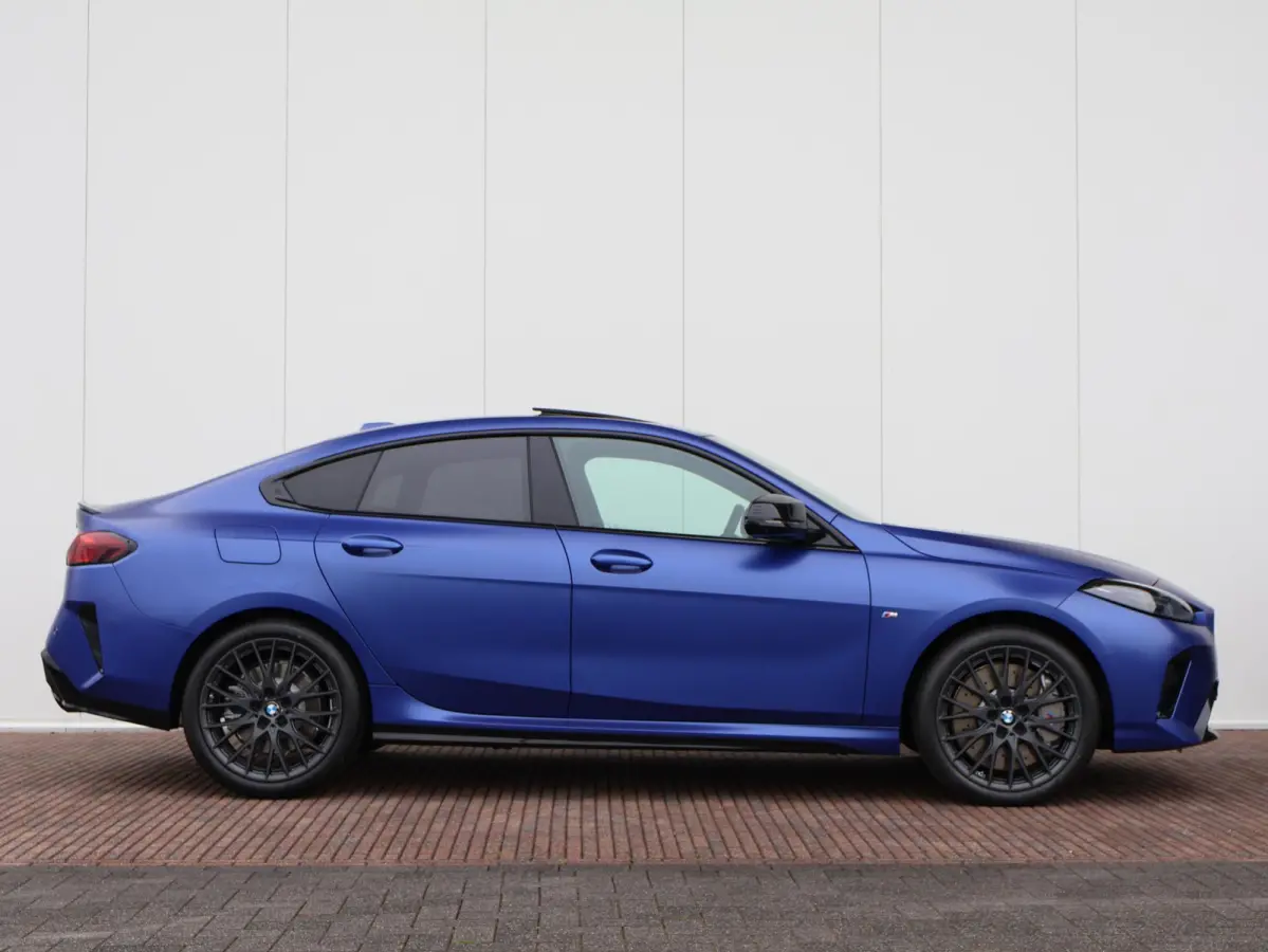 M235 xDrive | M Sportpakket Pro | M Compound remsysteem | Panoramadak | Harman Kardon | Head-Up Display