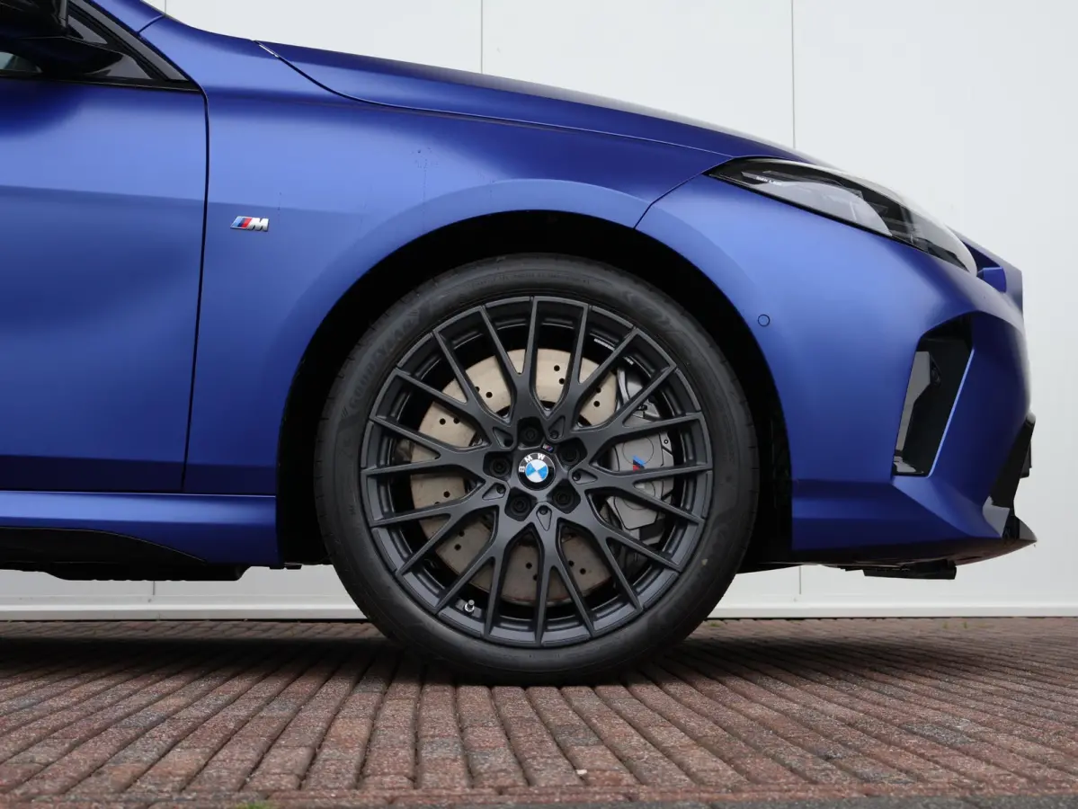 M235 xDrive | M Sportpakket Pro | M Compound remsysteem | Panoramadak | Harman Kardon | Head-Up Display