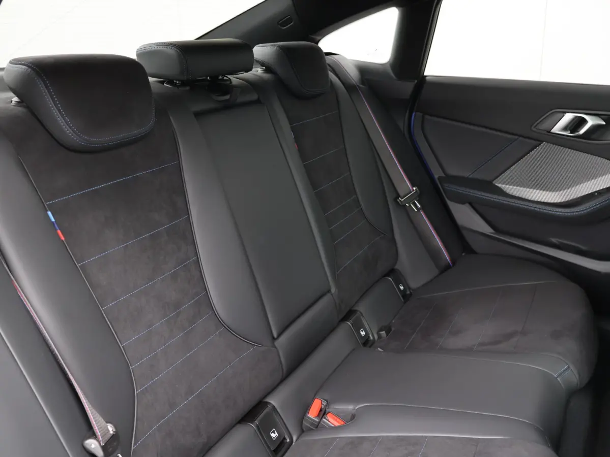 M235 xDrive | M Sportpakket Pro | M Compound remsysteem | Panoramadak | Harman Kardon | Head-Up Display