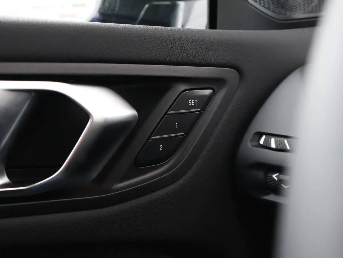 M235 xDrive | M Sportpakket Pro | M Compound remsysteem | Panoramadak | Harman Kardon | Head-Up Display