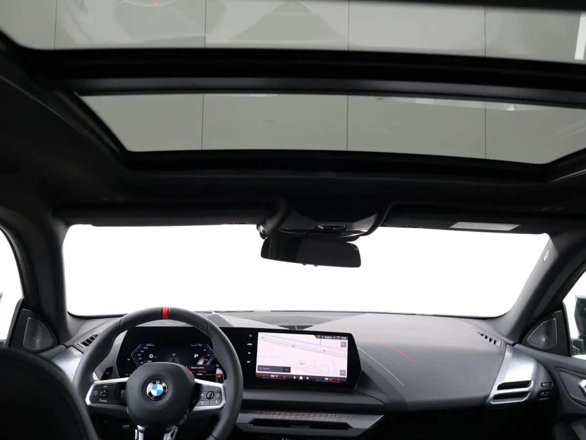M235 xDrive | M Sportpakket Pro | M Compound remsysteem | Panoramadak | Harman Kardon | Head-Up Display