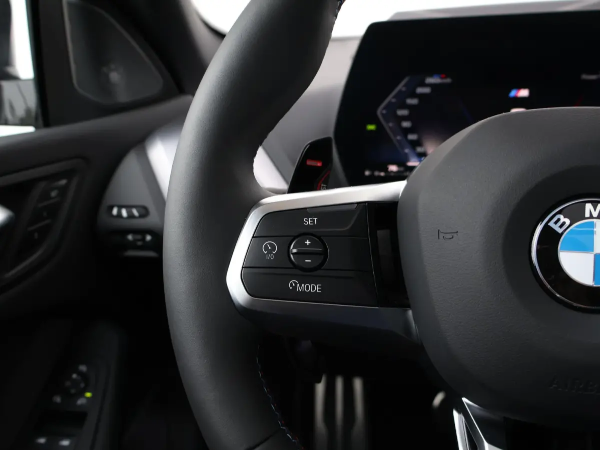 M235 xDrive | M Sportpakket Pro | M Compound remsysteem | Panoramadak | Harman Kardon | Head-Up Display