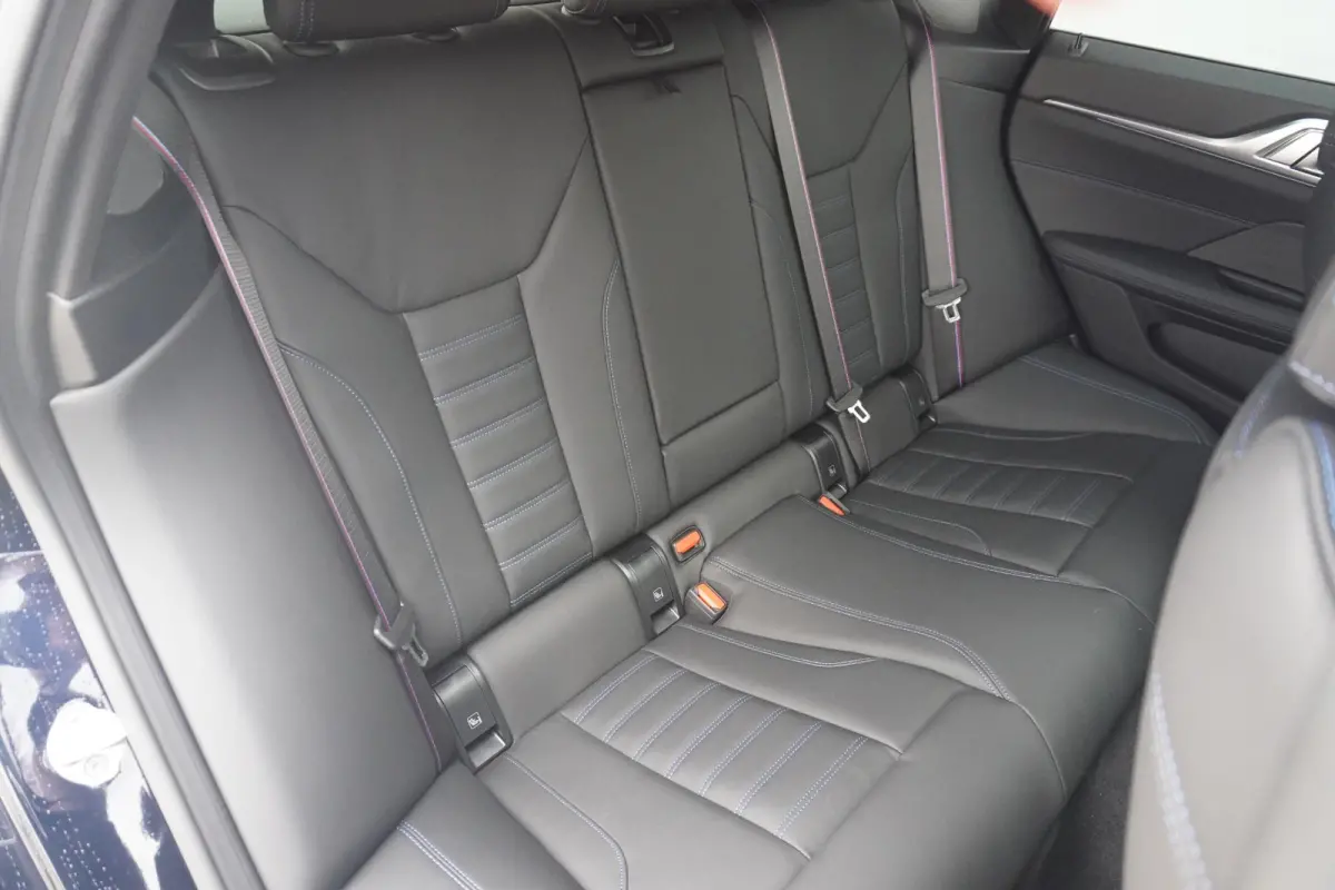 eDrive40 | M Sportpakket Pro | Harman Kardon | Active Cruise Control | Elektrisch verstelbare stoelen | Trekhaak