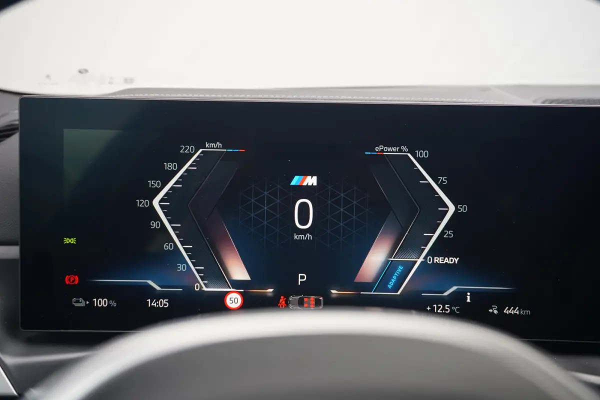 eDrive40 | M Sportpakket Pro | Harman Kardon | Active Cruise Control | Elektrisch verstelbare stoelen | Trekhaak