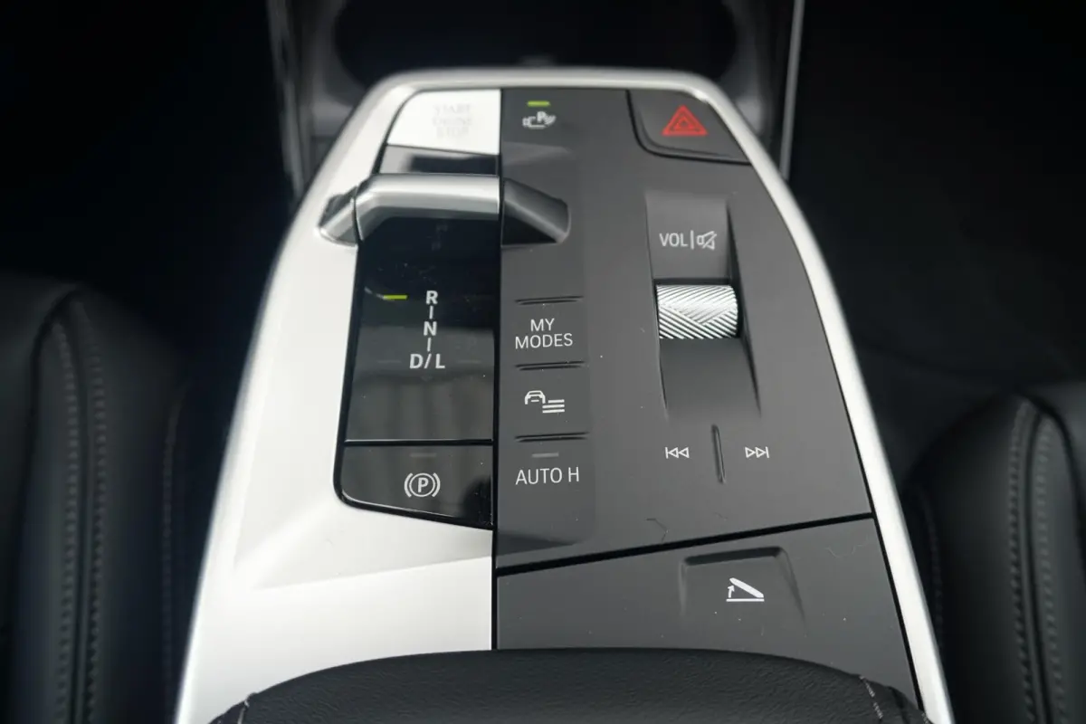 225e xDrive | Panoramadak | Harman Kardon | Elektrisch verstelbare stoelen | Trekhaak | Driving Assistant