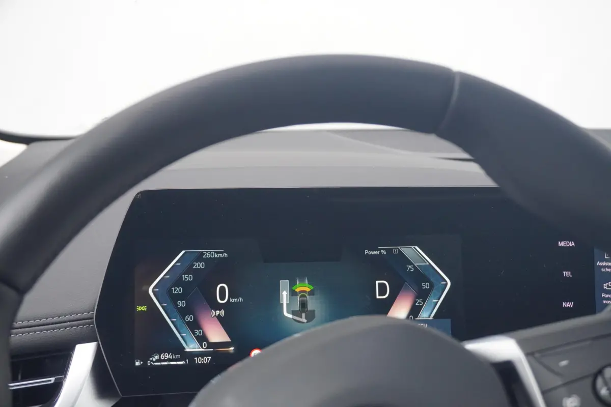 225e xDrive | Panoramadak | Harman Kardon | Elektrisch verstelbare stoelen | Trekhaak | Driving Assistant