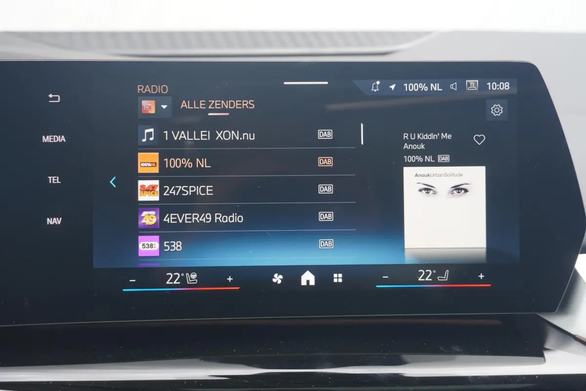 225e xDrive | Panoramadak | Harman Kardon | Elektrisch verstelbare stoelen | Trekhaak | Driving Assistant