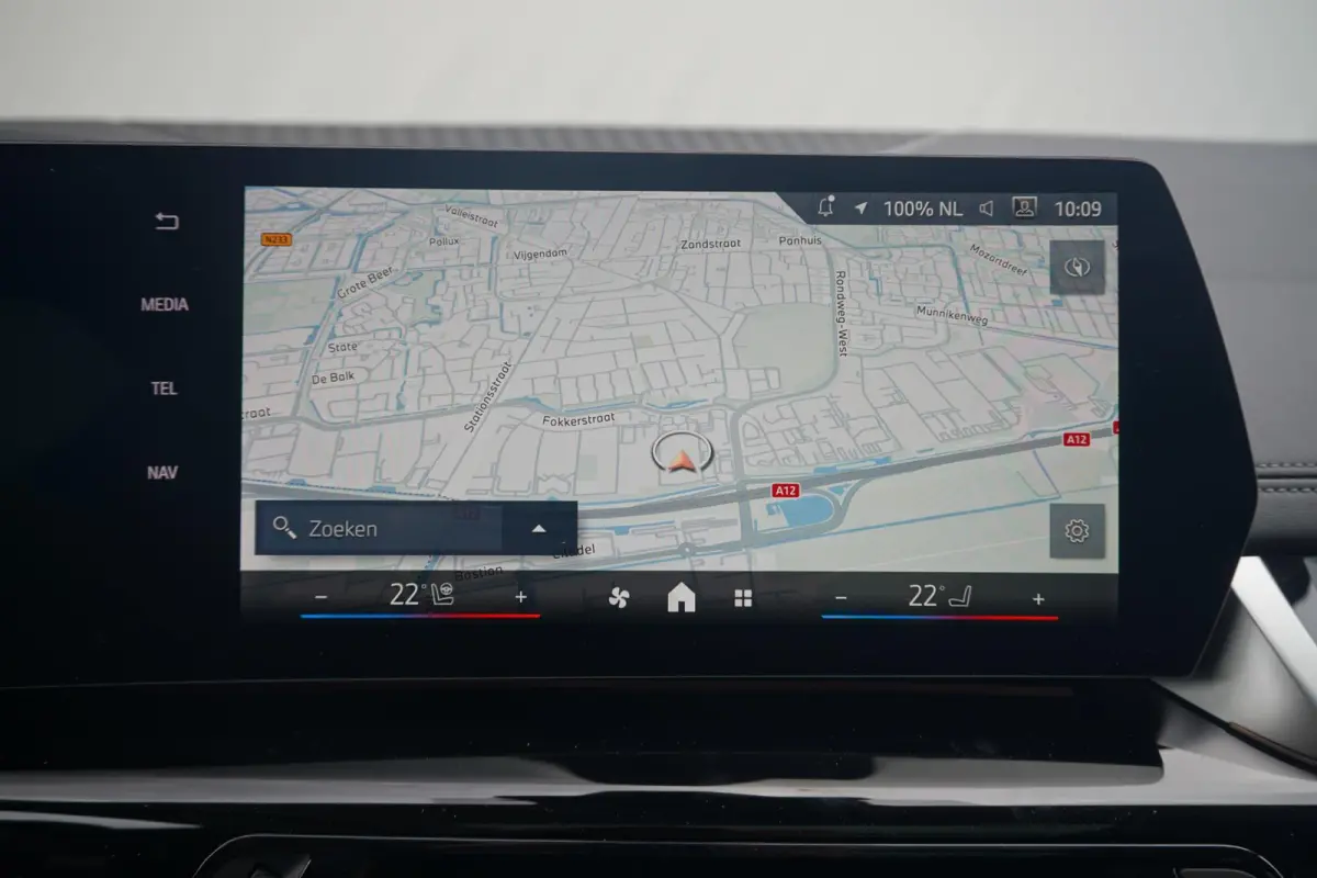 225e xDrive | Panoramadak | Harman Kardon | Elektrisch verstelbare stoelen | Trekhaak | Driving Assistant