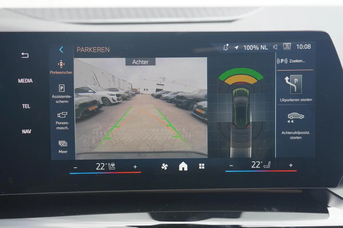 225e xDrive | Panoramadak | Harman Kardon | Elektrisch verstelbare stoelen | Trekhaak | Driving Assistant
