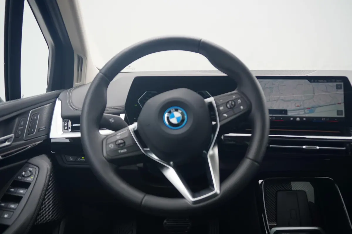 225e xDrive | Panoramadak | Harman Kardon | Elektrisch verstelbare stoelen | Trekhaak | Driving Assistant