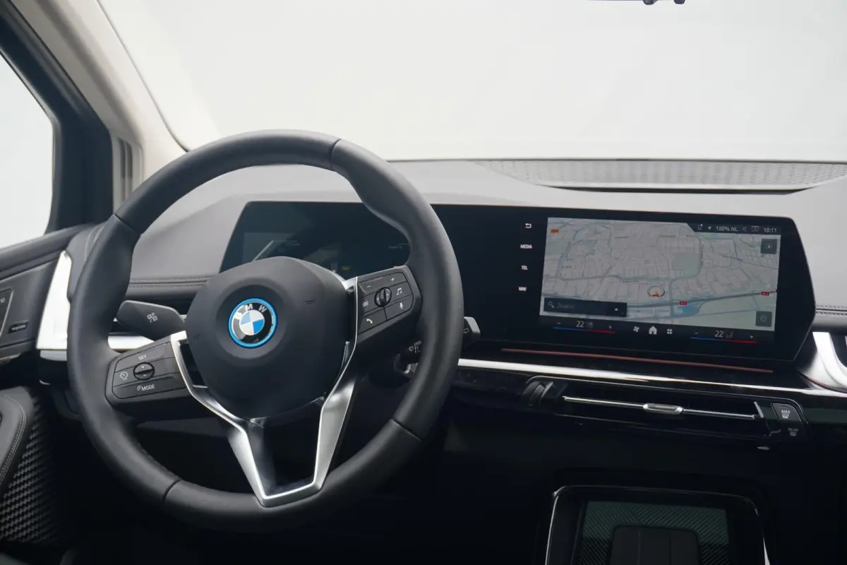 225e xDrive | Panoramadak | Harman Kardon | Elektrisch verstelbare stoelen | Trekhaak | Driving Assistant
