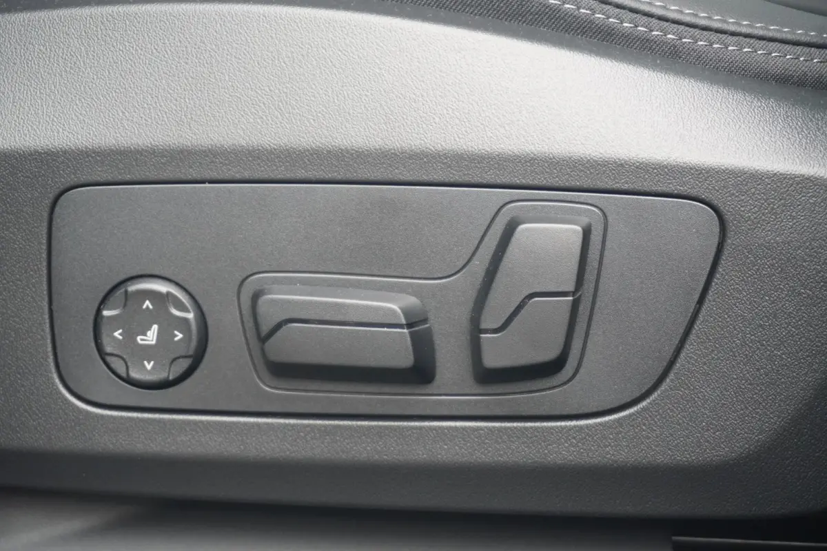 225e xDrive | Panoramadak | Harman Kardon | Elektrisch verstelbare stoelen | Trekhaak | Driving Assistant