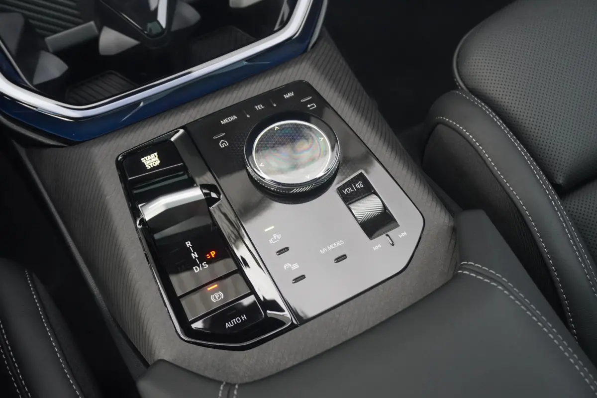 30e xDrive | M Sportpakket Pro | Panoramadak | Harman Kardon | Driving Assistant Professional | Trekhaak