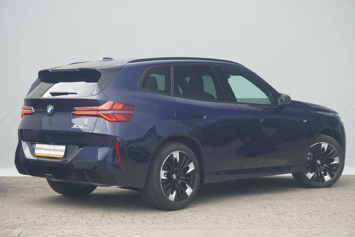 30e xDrive | M Sportpakket Pro | Panoramadak | Harman Kardon | Driving Assistant Professional | Trekhaak