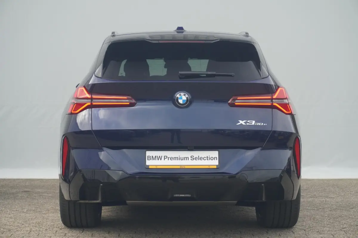 30e xDrive | M Sportpakket Pro | Panoramadak | Harman Kardon | Driving Assistant Professional | Trekhaak