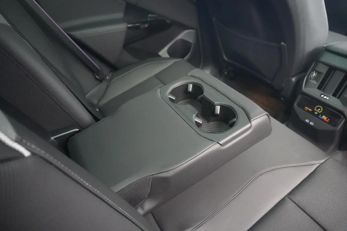 30e xDrive | M Sportpakket Pro | Panoramadak | Harman Kardon | Driving Assistant Professional | Trekhaak