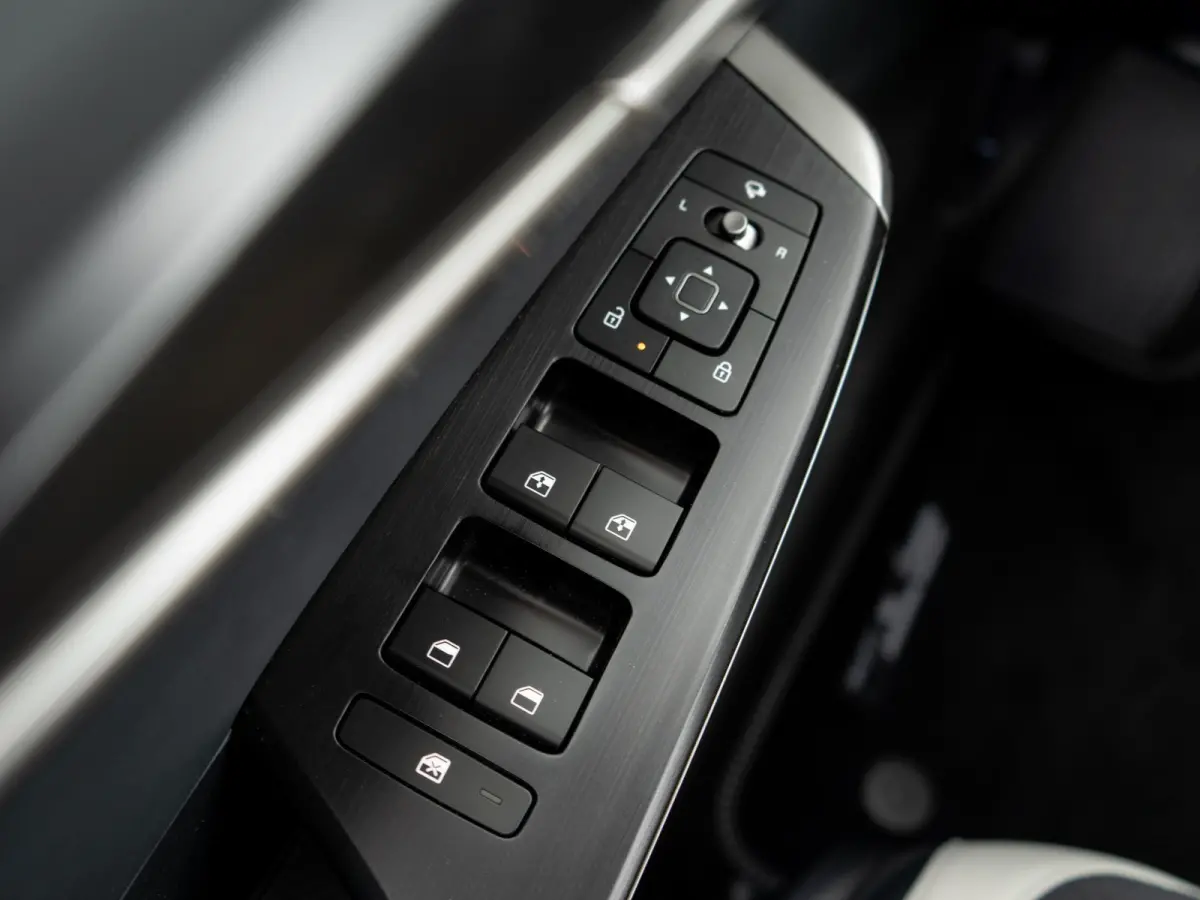 GT-Line Business Edition 84 kWh Speciale uitvoering | 21 inch GT velgen | Hifi upgrade met Subwoofer | Gele remklauwen | Stoel verwarming l Elektrische kofferklep | GT pakket | LED | Keyless
