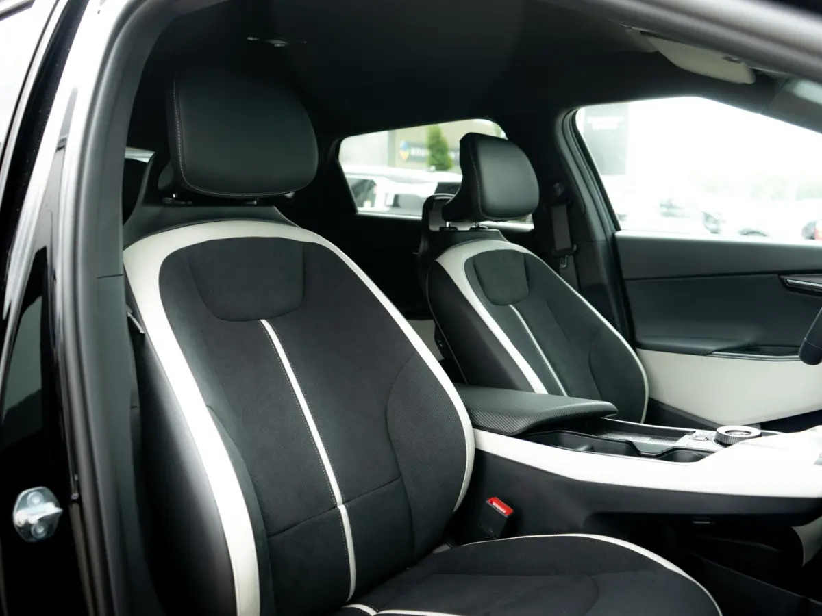 GT-Line Business Edition 84 kWh Speciale uitvoering | 21 inch GT velgen | Hifi upgrade met Subwoofer | Gele remklauwen | Stoel verwarming l Elektrische kofferklep | GT pakket | LED | Keyless