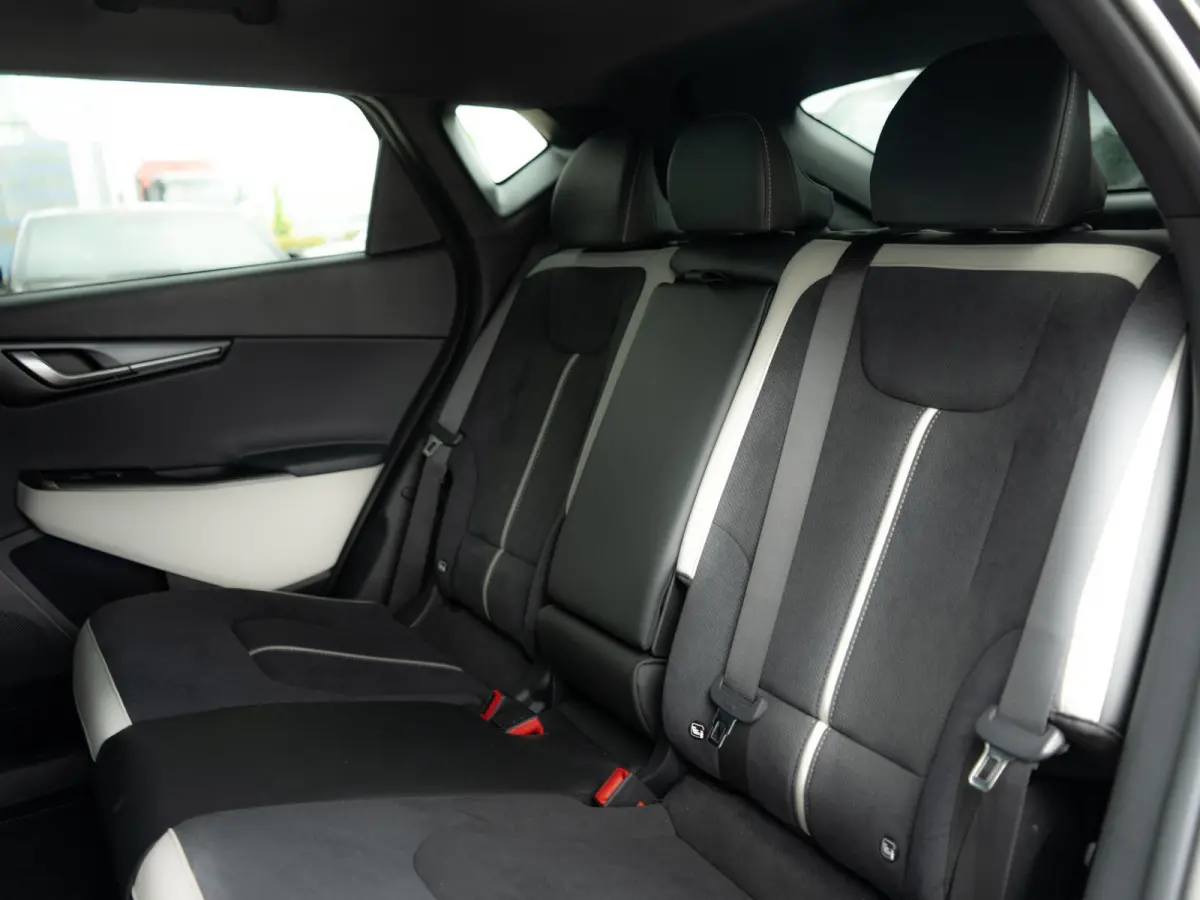 GT-Line Business Edition 84 kWh Speciale uitvoering | 21 inch GT velgen | Hifi upgrade met Subwoofer | Gele remklauwen | Stoel verwarming l Elektrische kofferklep | GT pakket | LED | Keyless