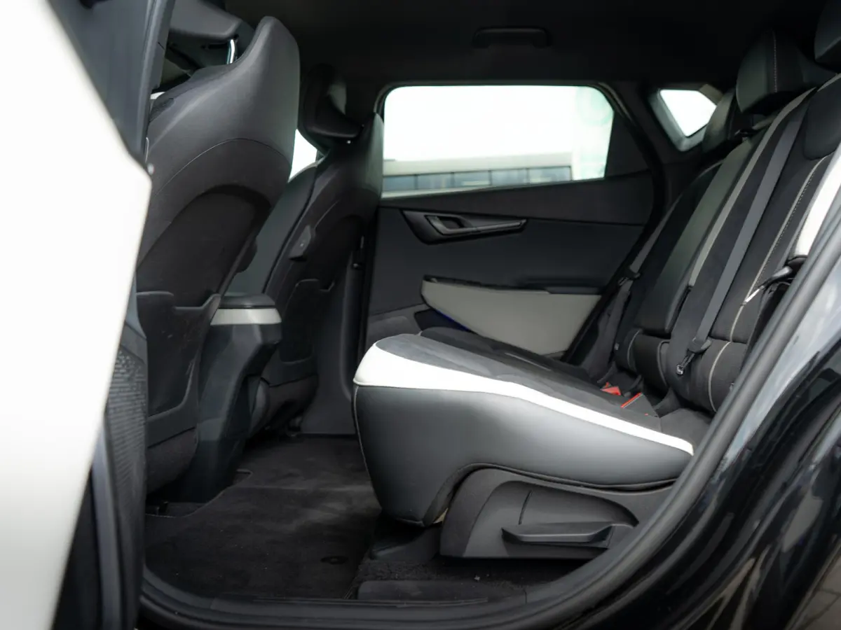 GT-Line Business Edition 84 kWh Speciale uitvoering | 21 inch GT velgen | Hifi upgrade met Subwoofer | Gele remklauwen | Stoel verwarming l Elektrische kofferklep | GT pakket | LED | Keyless