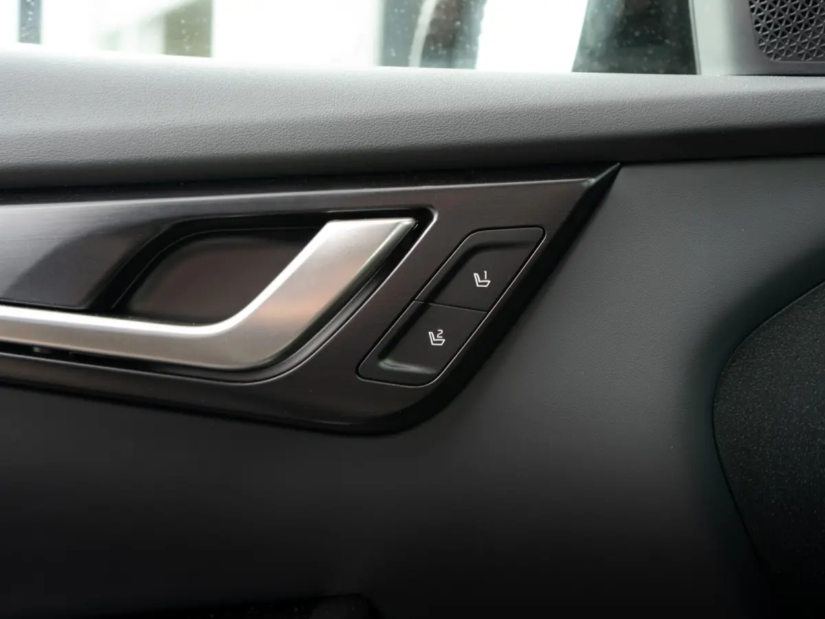 GT-Line Business Edition 84 kWh Speciale uitvoering | 21 inch GT velgen | Hifi upgrade met Subwoofer | Gele remklauwen | Stoel verwarming l Elektrische kofferklep | GT pakket | LED | Keyless