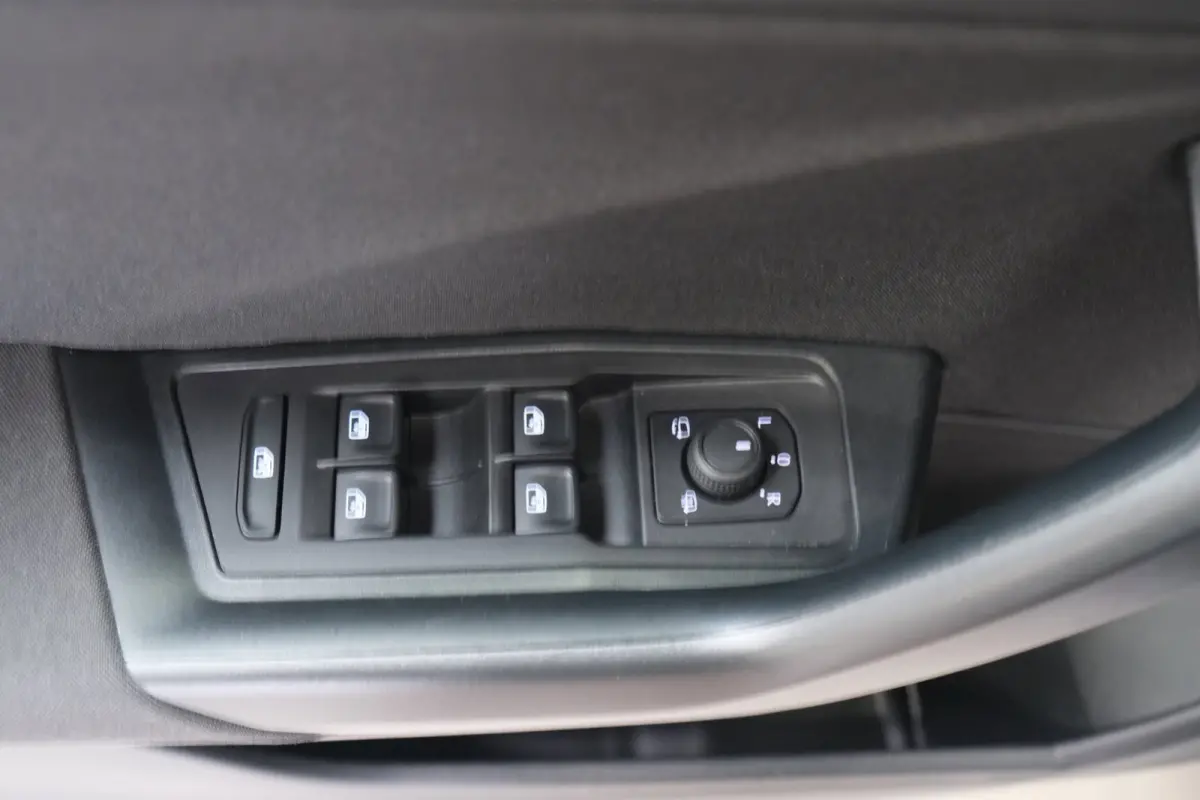 1.0 TSI Life Business - N.A.P. Airco, Cruise, Virtueel display, Carplay, Navi, PDC.