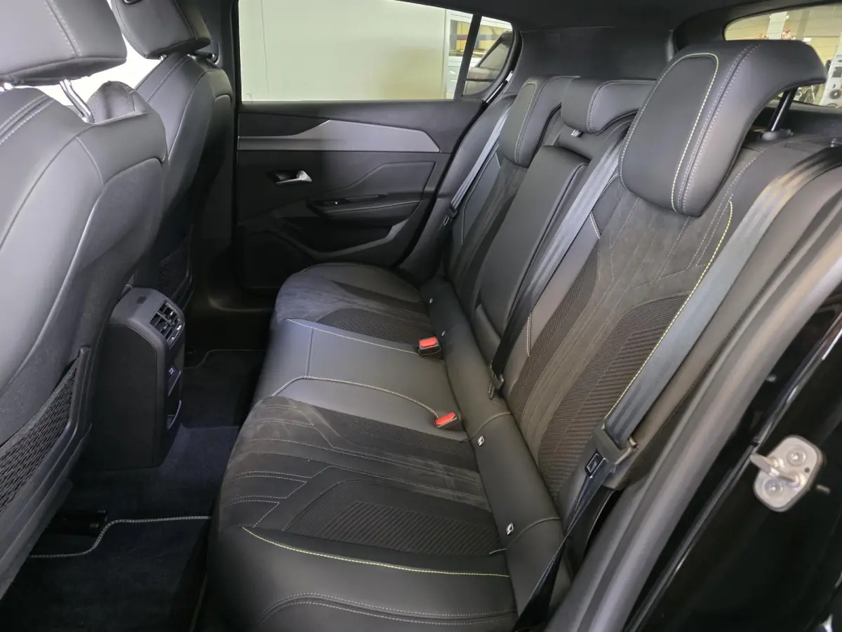 1.6 Plug-in Hybrid 180 GT | NL-Auto | 360° Camera | Elektrische verstelbare stoelen |