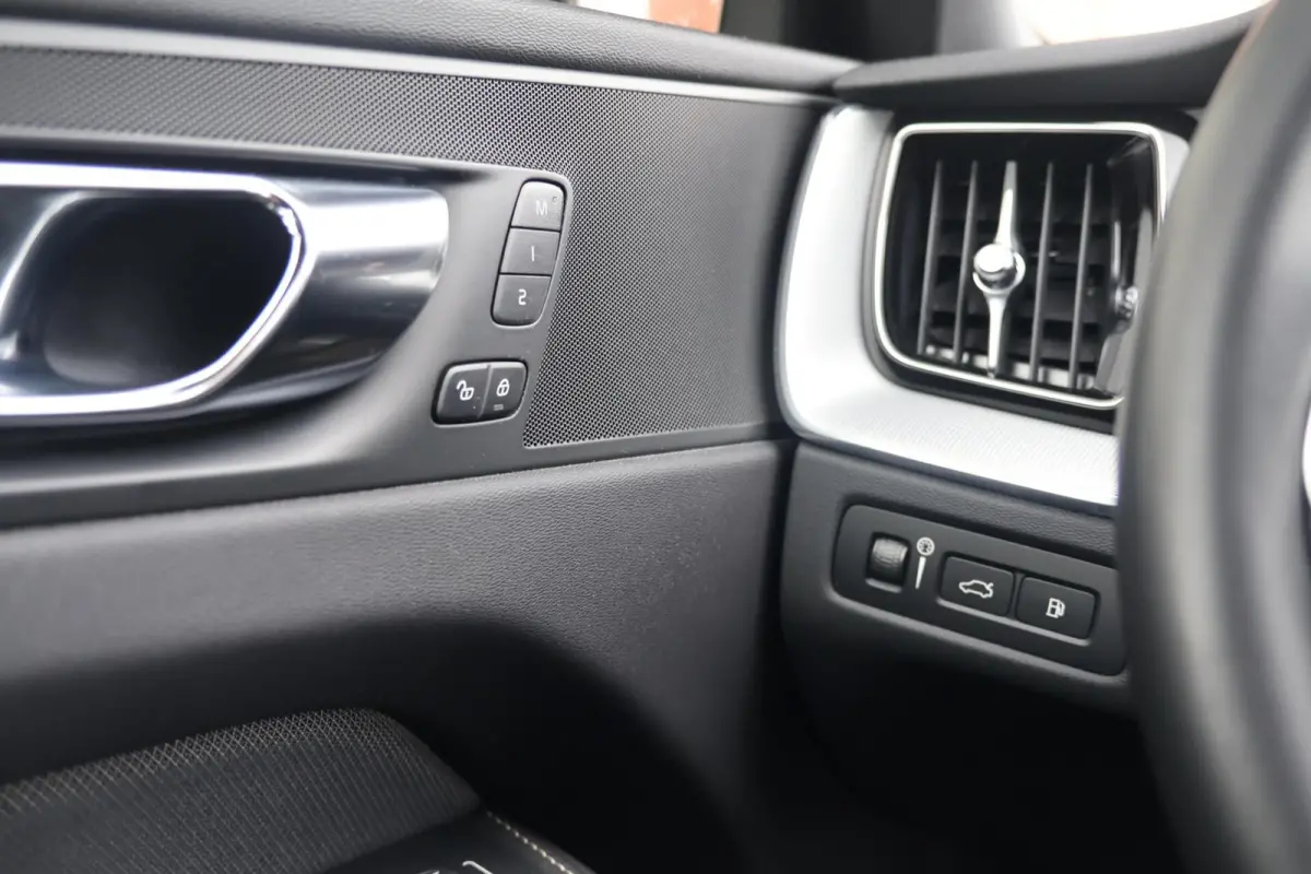 T6 Recharge AWD R-Design | Stoelverwarming | Parkeercamera | Panoramadak | Memorystoel | Keyless