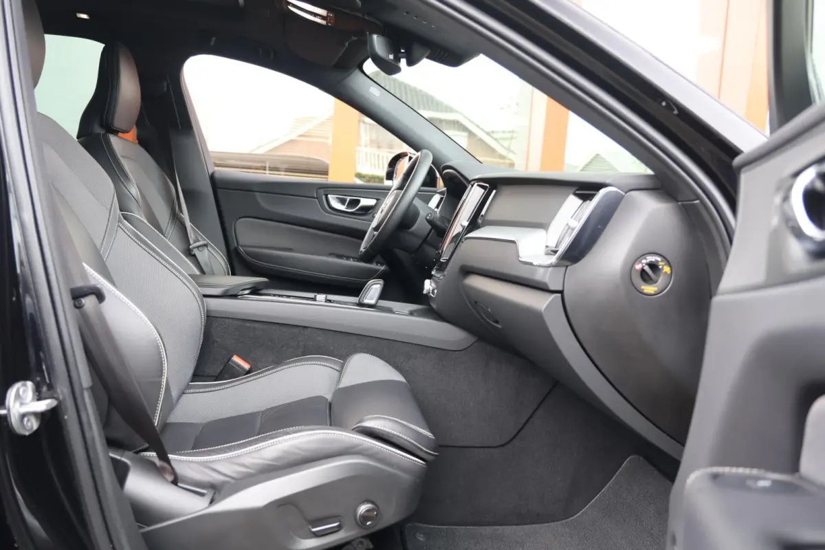 T6 Recharge AWD R-Design | Stoelverwarming | Parkeercamera | Panoramadak | Memorystoel | Keyless