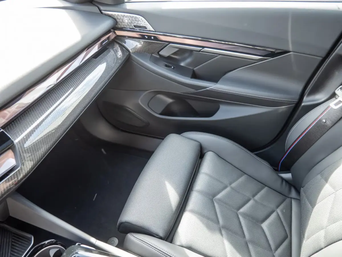 eDrive40 84 kWh M-SPORT Pro ** LED, PANO, TREKH, INNOV.- & TRAVEL PACK ** 1e EIG - Ex BMW-AG ** ** INFORMEER OOK NAAR ONZE AANTREKKELIJKE FINANCIAL-LEASE TARIEVEN **