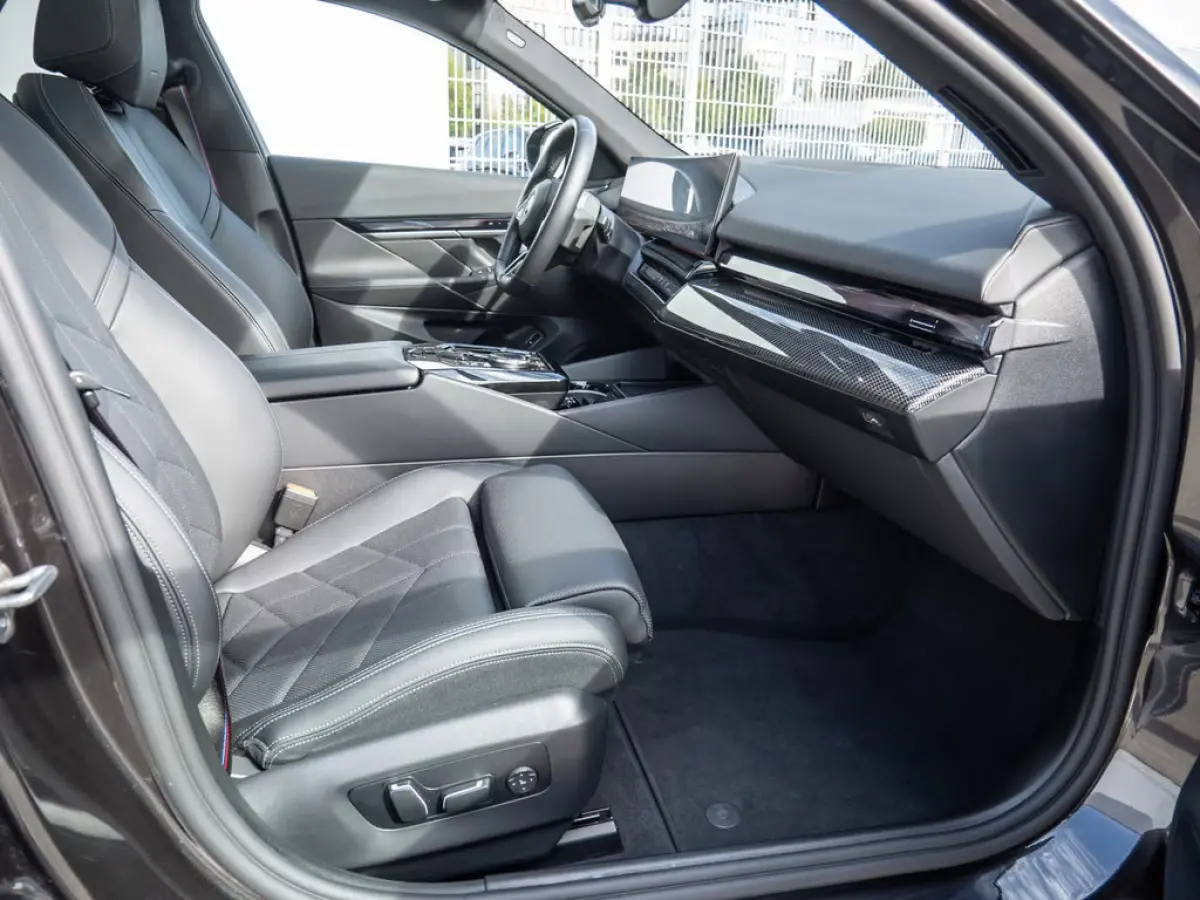 eDrive40 84 kWh M-SPORT Pro ** LED, PANO, TREKH, INNOV.- & TRAVEL PACK ** 1e EIG - Ex BMW-AG ** ** INFORMEER OOK NAAR ONZE AANTREKKELIJKE FINANCIAL-LEASE TARIEVEN **