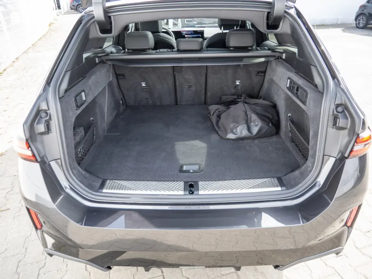 eDrive40 84 kWh M-SPORT Pro ** LED, PANO, TREKH, INNOV.- & TRAVEL PACK ** 1e EIG - Ex BMW-AG ** ** INFORMEER OOK NAAR ONZE AANTREKKELIJKE FINANCIAL-LEASE TARIEVEN **