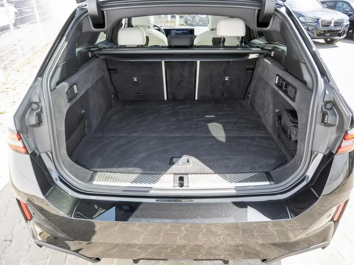 eDrive40 84 kWh M-SPORT Pro ** LED, PANO, TREKH, INNOV.- & TRAVEL PACK ** 1e EIG - Ex BMW-AG ** ** INFORMEER OOK NAAR ONZE AANTREKKELIJKE FINANCIAL-LEASE TARIEVEN **