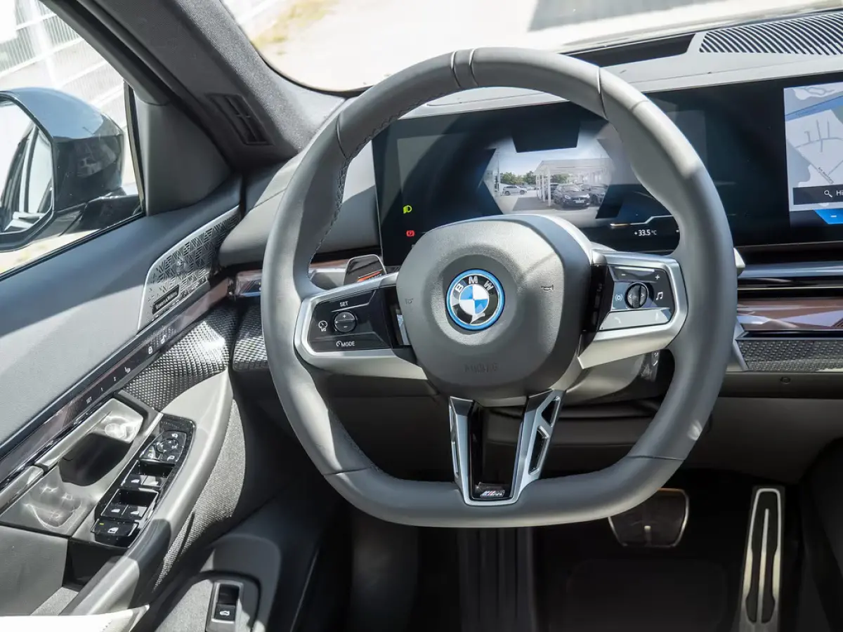 eDrive40 84 kWh M-SPORT Pro ** LED, PANO, TREKH, INNOV.- & TRAVEL PACK ** 1e EIG - Ex BMW-AG ** ** INFORMEER OOK NAAR ONZE AANTREKKELIJKE FINANCIAL-LEASE TARIEVEN **