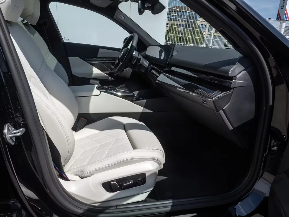 eDrive40 84 kWh M-SPORT Pro ** LED, PANO, TREKH, INNOV.- & TRAVEL PACK ** 1e EIG - Ex BMW-AG ** ** INFORMEER OOK NAAR ONZE AANTREKKELIJKE FINANCIAL-LEASE TARIEVEN **
