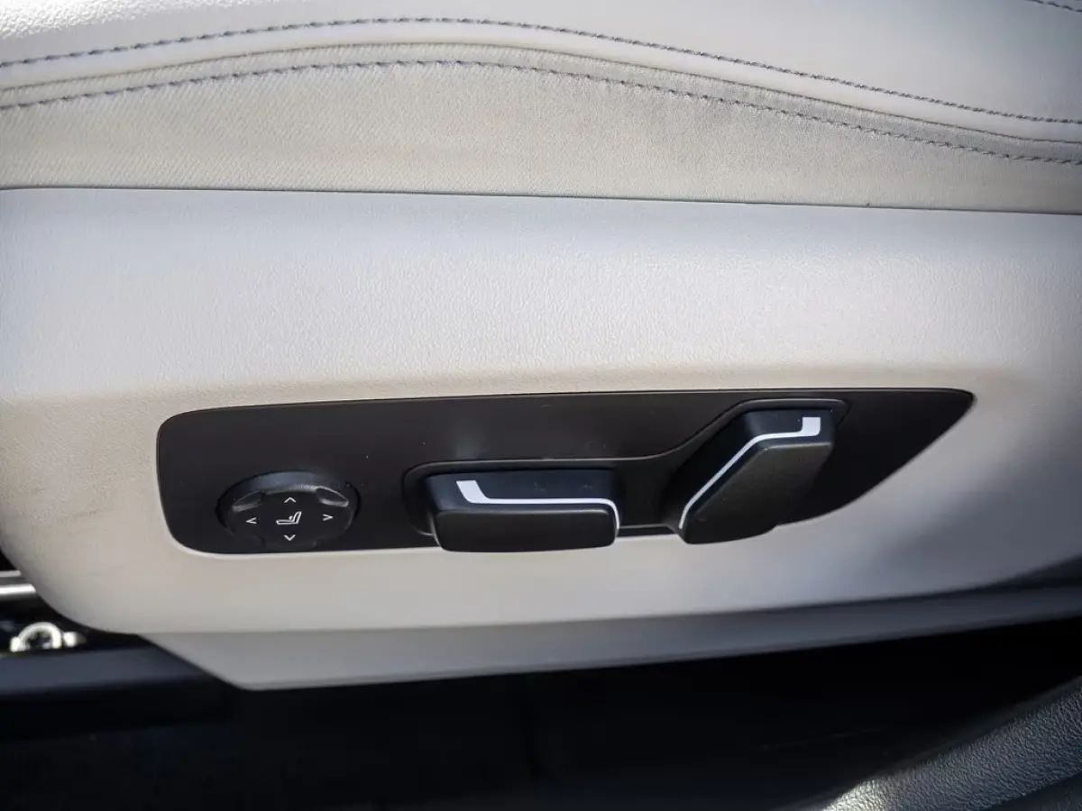 eDrive40 84 kWh M-SPORT Pro ** LED, PANO, TREKH, INNOV.- & TRAVEL PACK ** 1e EIG - Ex BMW-AG ** ** INFORMEER OOK NAAR ONZE AANTREKKELIJKE FINANCIAL-LEASE TARIEVEN **