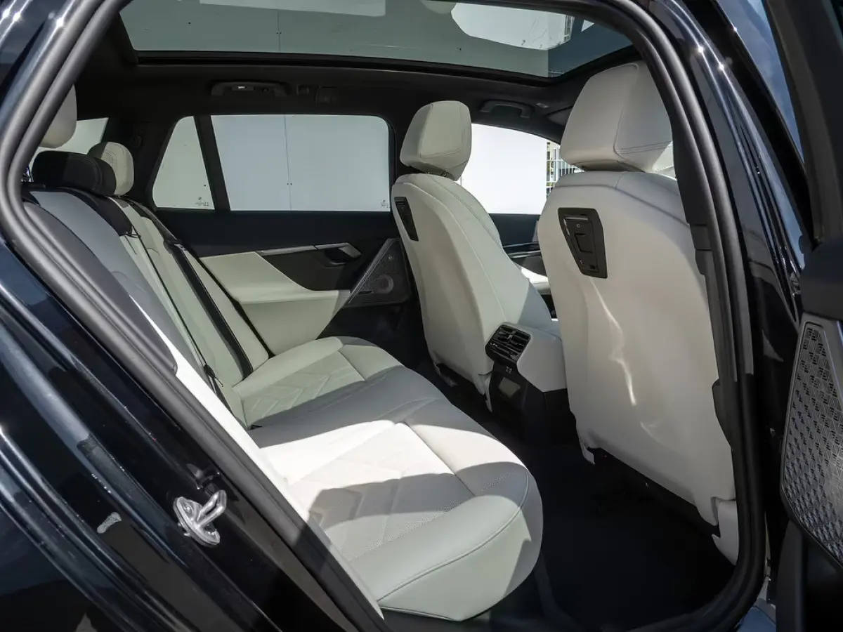 eDrive40 84 kWh M-SPORT Pro ** LED, PANO, TREKH, INNOV.- & TRAVEL PACK ** 1e EIG - Ex BMW-AG ** ** INFORMEER OOK NAAR ONZE AANTREKKELIJKE FINANCIAL-LEASE TARIEVEN **