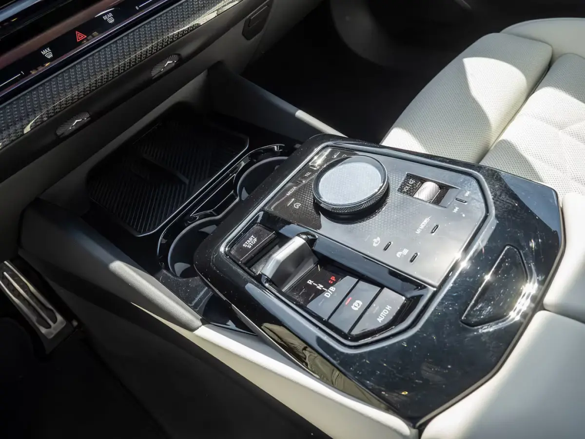 eDrive40 84 kWh M-SPORT Pro ** LED, PANO, TREKH, INNOV.- & TRAVEL PACK ** 1e EIG - Ex BMW-AG ** ** INFORMEER OOK NAAR ONZE AANTREKKELIJKE FINANCIAL-LEASE TARIEVEN **