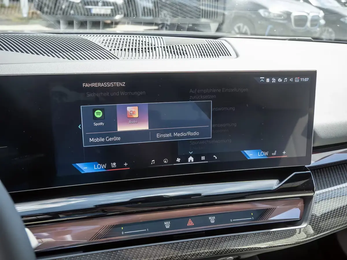 eDrive40 84 kWh M-SPORT Pro ** LED, PANO, TREKH, INNOV.- & TRAVEL PACK ** 1e EIG - Ex BMW-AG ** ** INFORMEER OOK NAAR ONZE AANTREKKELIJKE FINANCIAL-LEASE TARIEVEN **