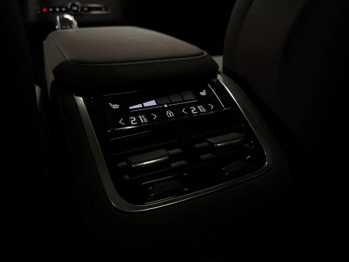T8 AWD Recharge Ultra Dark | Full Option! | Bowers & Wilkins | Luchtvering | Stoelventilatie | Trekhaak | 360 Camera | Head-Up Display | Stoelmassage | 455pk | Adaptieve Cruise Control | Sto