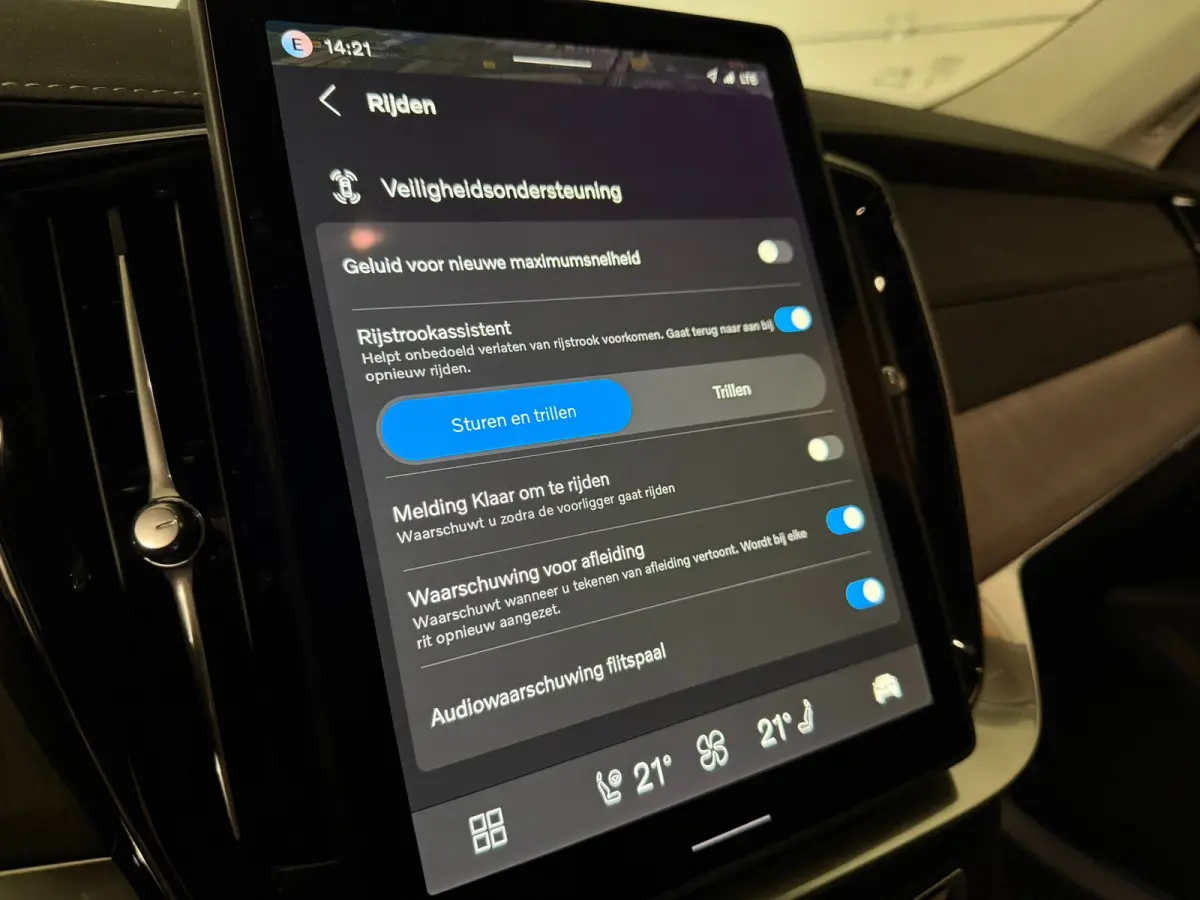 T8 AWD Recharge Ultra Dark | Full Option! | Bowers & Wilkins | Luchtvering | Stoelventilatie | Trekhaak | 360 Camera | Head-Up Display | Stoelmassage | 455pk | Adaptieve Cruise Control | Sto