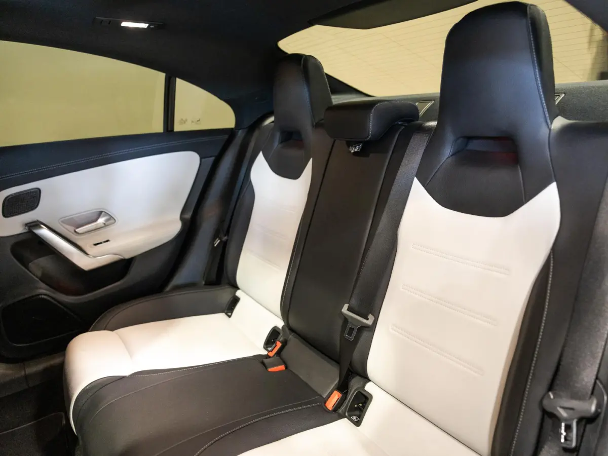 180 AMG Line Premium Plus / 136pk / Panorama dak / Stoelverwarming / Leder /