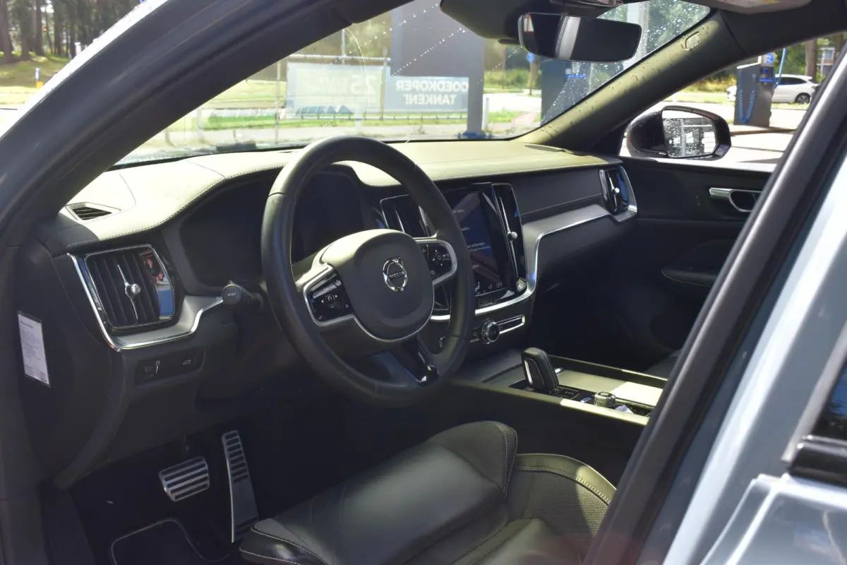 2.0 B3 R-Design 1e Eigenaar | Schuifdak | Carplay Navigatie | Stoel & Stuurverwarming | 12 mnd BOVAG Garantie | Whatsapp 06-53188999