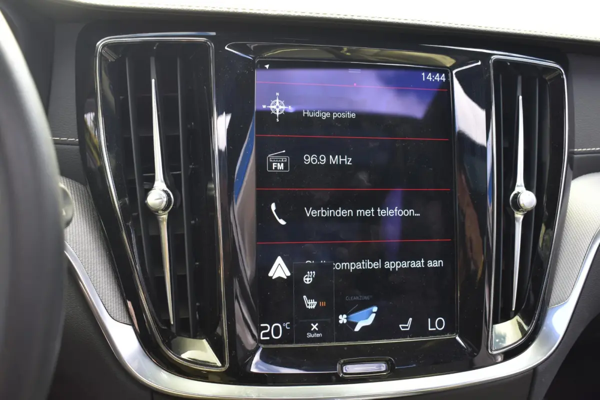 2.0 B3 R-Design 1e Eigenaar | Schuifdak | Carplay Navigatie | Stoel & Stuurverwarming | 12 mnd BOVAG Garantie | Whatsapp 06-53188999
