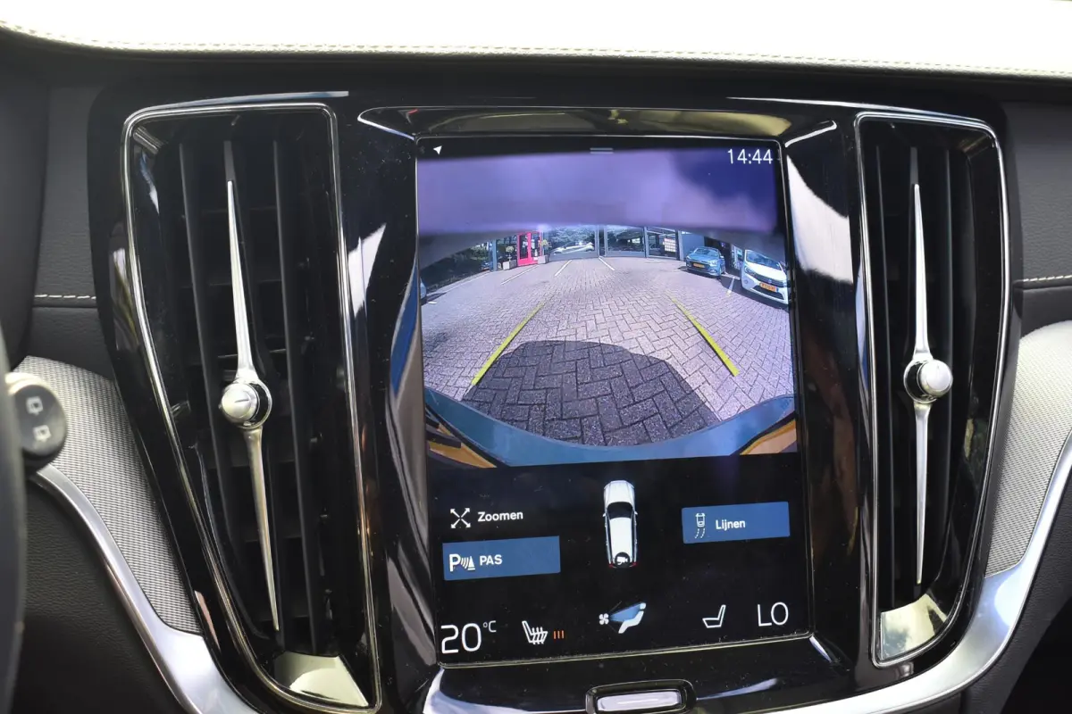 2.0 B3 R-Design 1e Eigenaar | Schuifdak | Carplay Navigatie | Stoel & Stuurverwarming | 12 mnd BOVAG Garantie | Whatsapp 06-53188999