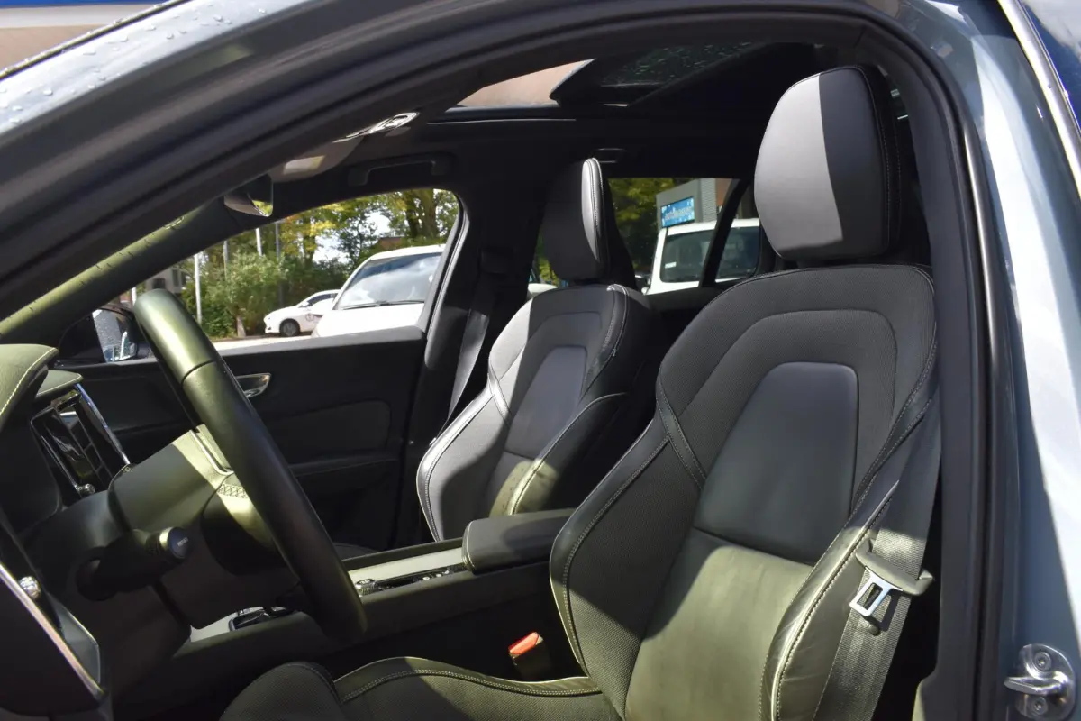2.0 B3 R-Design 1e Eigenaar | Schuifdak | Carplay Navigatie | Stoel & Stuurverwarming | 12 mnd BOVAG Garantie | Whatsapp 06-53188999
