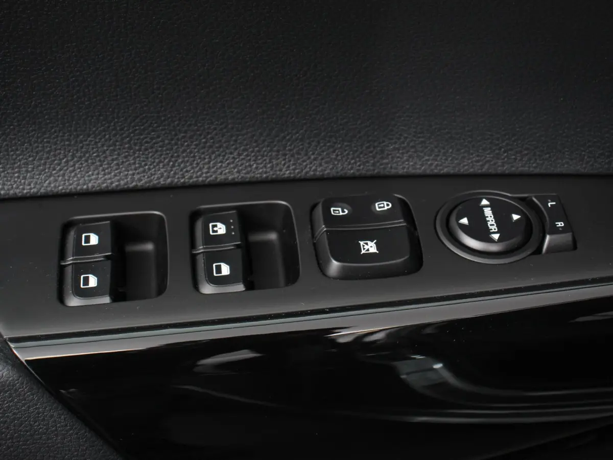1.0 DPi Automaat DynamicLine DEMO ! Navigatie Apple Carplay / Android Auto Airco Camera DAB Stoelverwarming Extra Getint glas Lichtmetalen velgen Cruise Control Bluetooth