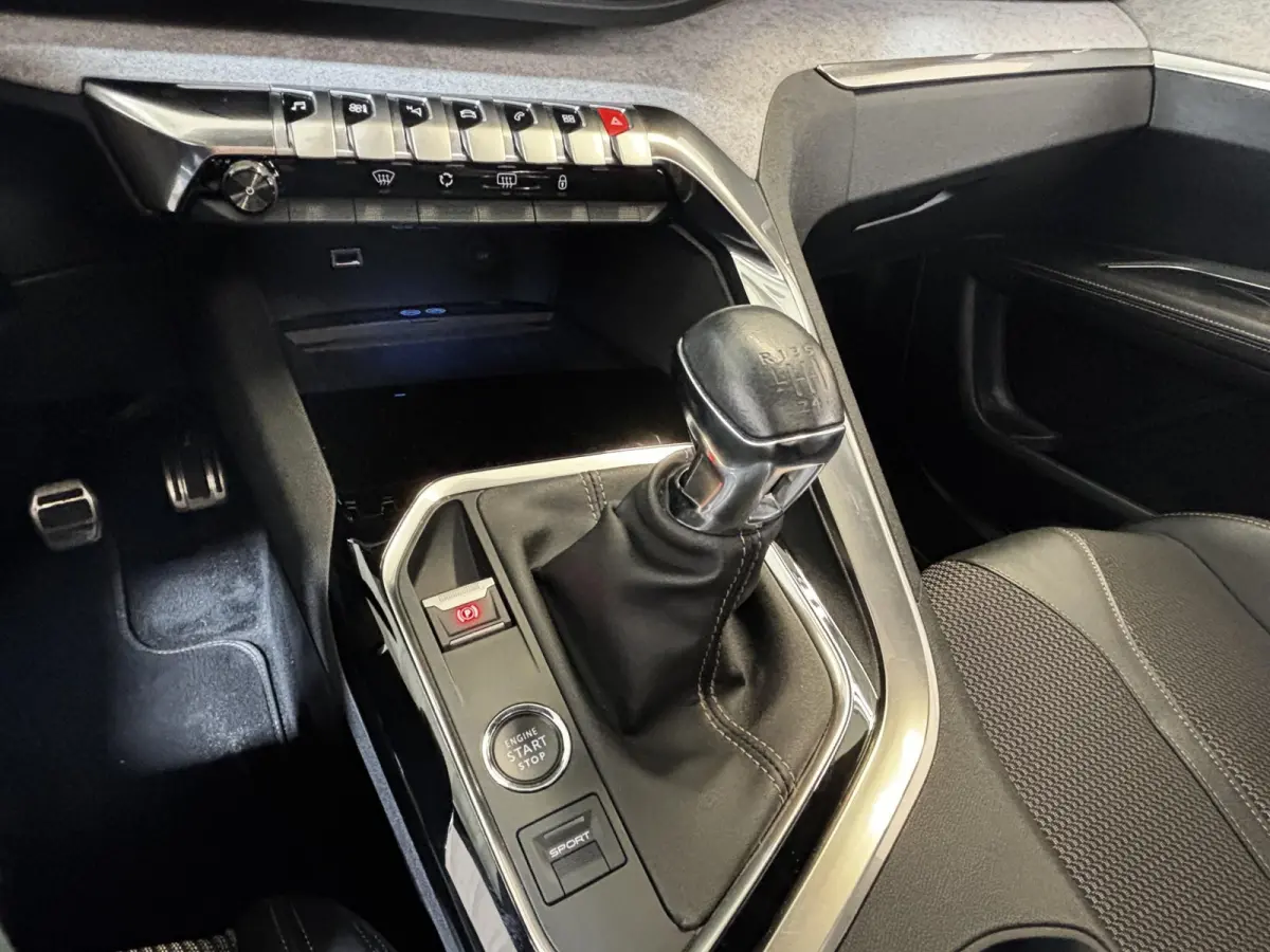1.2 PureTech GT | Panoramadak | Navigatie | Trekhaak | Achteruitrijcamera |