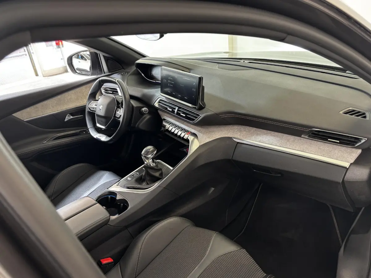 1.2 PureTech GT | Panoramadak | Navigatie | Trekhaak | Achteruitrijcamera |
